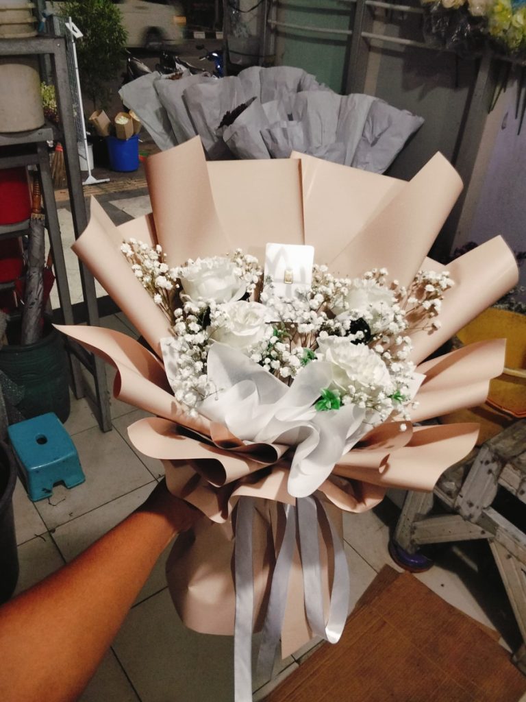 hand bouquet semarang kombinasi mawar merah, baby breath, dan tambahan emas murni. hanya ada di raja florist yoko bunga semarang
