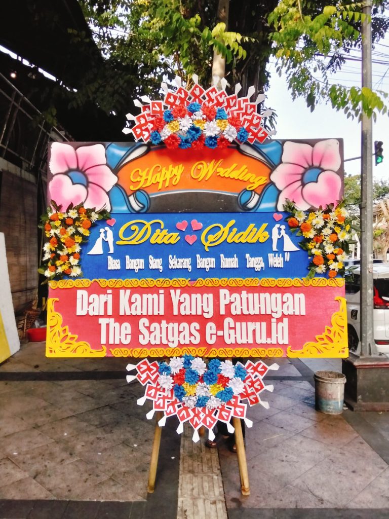Karangan bunga papan pernikahan full bunga warna-warni dari Raja Florist Semarang dengan desain elegan, cocok untuk ucapan selamat menikah yang berkesan dan mewah.