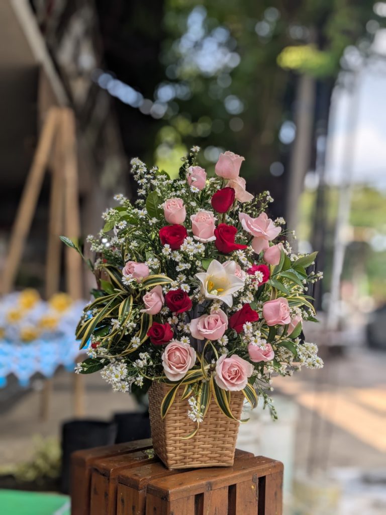 rangkaian bunga meja dari mawar merah di Raja Florist Semarang