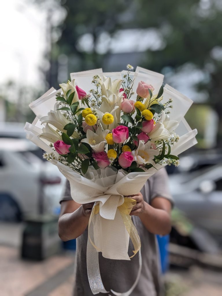 Buket bunga mawar dan lily elegan dari Raja Florist Semarang – cocok untuk hadiah ulang tahun, wisuda, atau anniversary. Dapat dipesan online & dikirim se-Semarang.