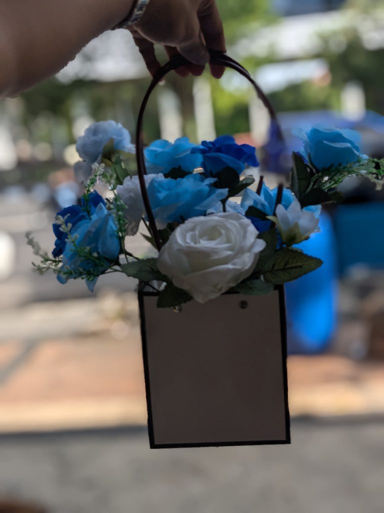 flower bag isi bunga artificial dari Raja Florist Semarang – cantik, awet, dan cocok untuk hadiah ulang tahun, bridesmaid, atau wisuda. Bisa custom warna & desain!