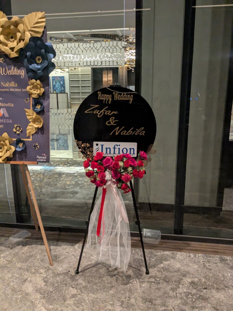 Standing akrilik elegan berisi karangan bunga premium dari florist dan toko bunga profesional di Semarang