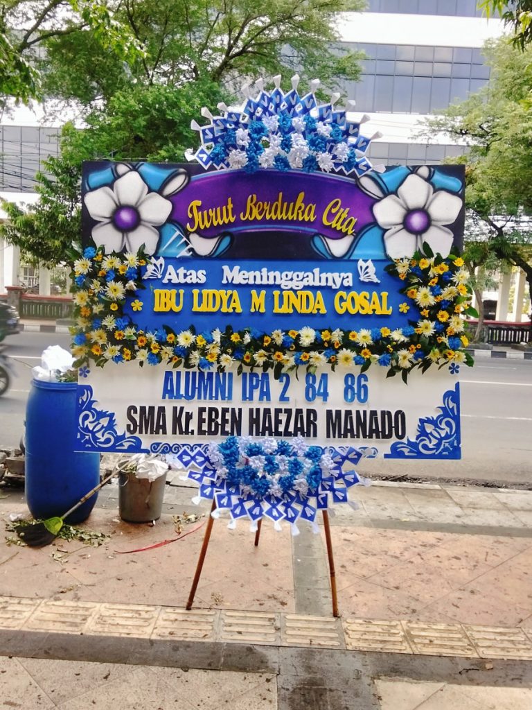 Karangan bunga duka cita model styrofoam dari florist Semarang dengan desain elegan dan formal di semarang