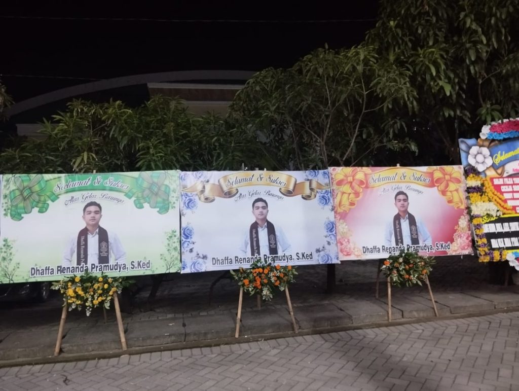 Karangan bunga papan printing custom dari florist terpercaya di Semarang untuk berbagai acara