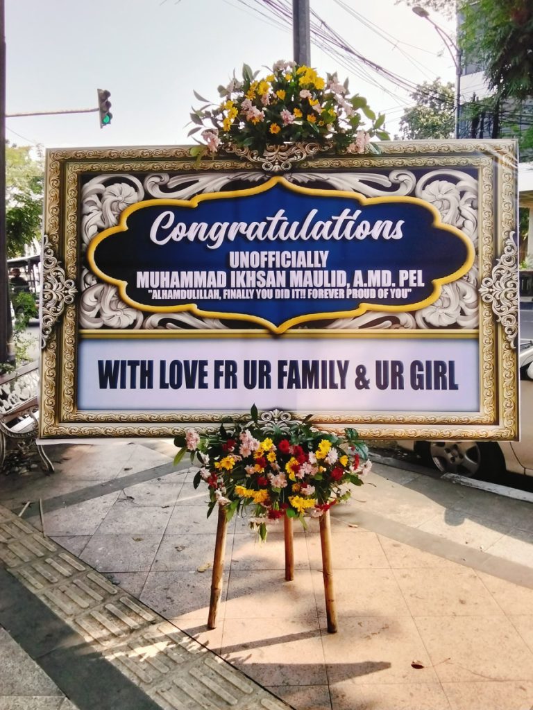 Desain bunga papan printing 3D eksklusif dari Raja Florist Semarang dengan warna tajam, efek timbul, dan bunga artificial premium.