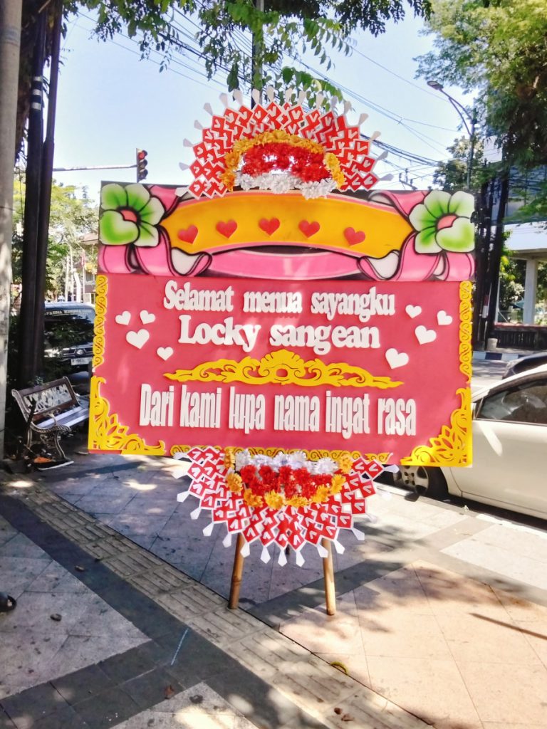 Sebelum mengirim karangan bunga, pahami dulu etika dan aturan ucapannya. Hindari ucapan yang menyinggung dan pastikan tampil elegan. Tips dari Raja Florist Semarang!