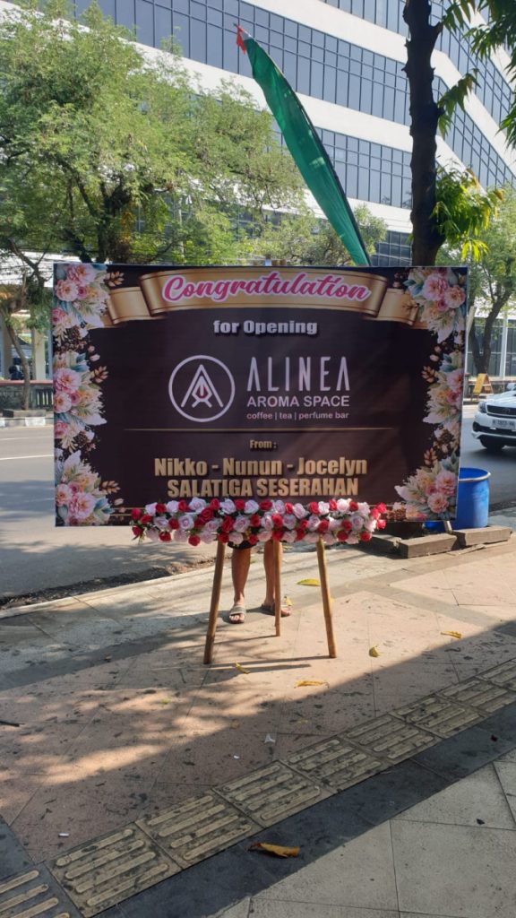 Karangan bunga papan duka cita dikirim Raja Florist ke Kendal dengan desain modern dan elegan
