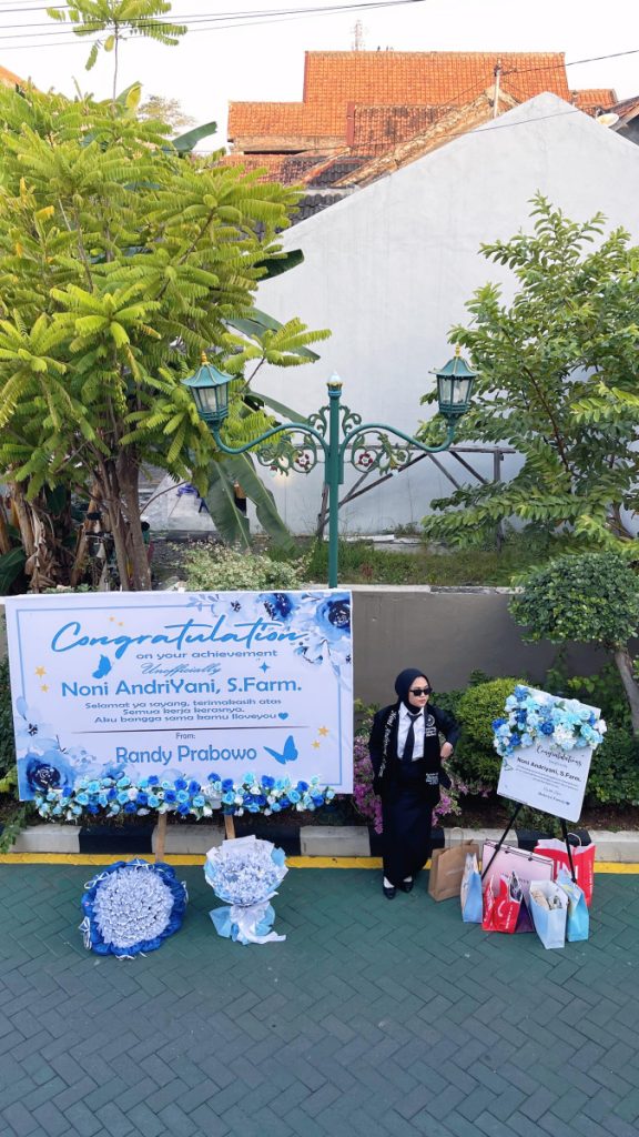 Resmi! Raja Florist Semarang menjadi florist terlengkap dengan lebih dari 1000 varian produk. Mulai dari bunga papan, buket, hampers, balon, hingga dekorasi personal dan corporate.