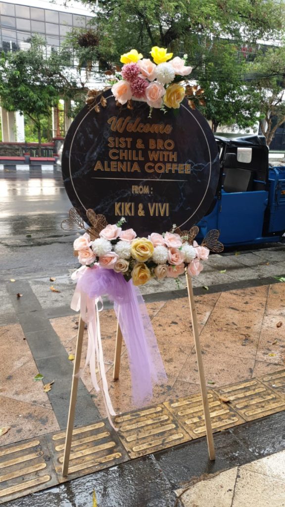 Bunga papan custom desain dengan pesan personal dari Raja Florist Semarang