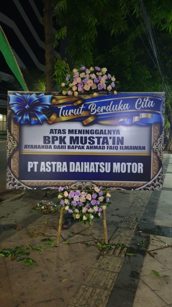 Karangan bunga bukan sekadar dekorasi. Di dunia profesional, bunga bisa mempererat hubungan bisnis dan membangun citra perusahaan. Simak manfaat dan momennya di sini.