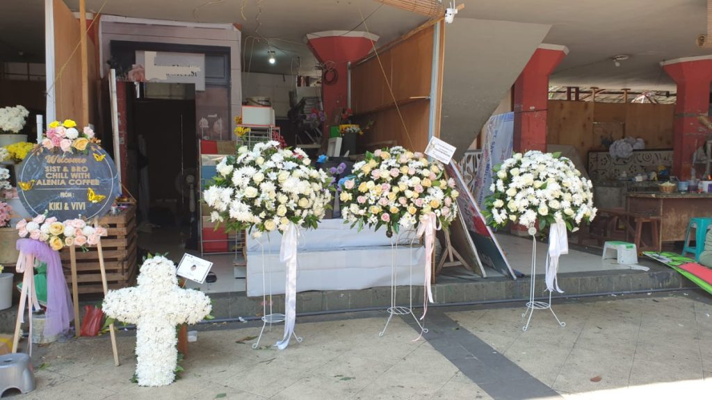 Kabar gembira! Raja Florist Semarang kini melayani pengiriman ke Demak & Kendal. Toko bunga terpercaya untuk karangan bunga, hand bouquet, dan papan ucapan.