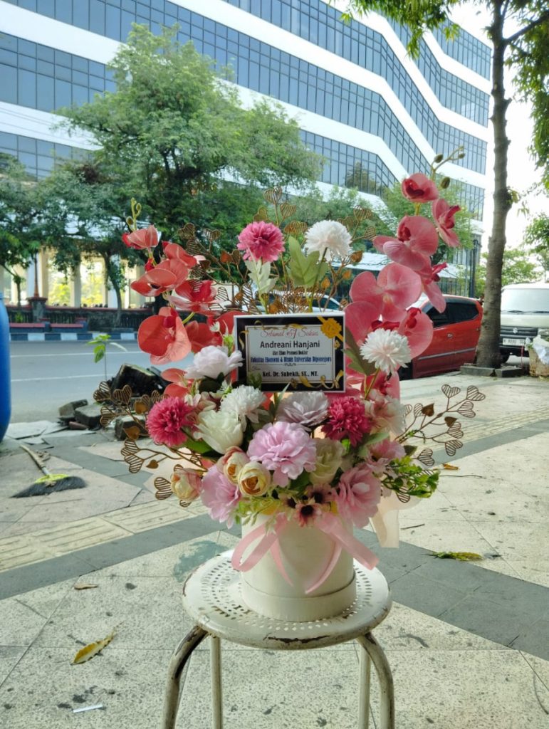Flower box elegan dengan bunga artificial anggrek, mawar, dan pom-pom berwarna pastel – hadiah cantik dari Raja Florist Semarang