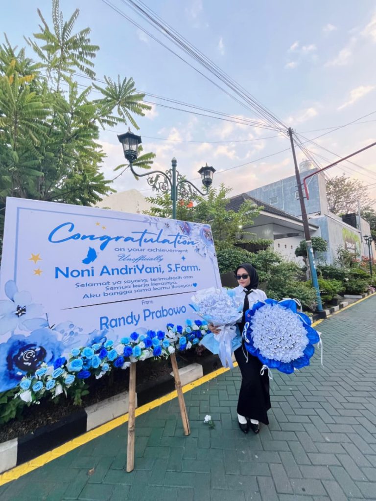 Banyak karangan bunga di Semarang berakhir sebagai limbah styrofoam. Raja Florist menghadirkan solusi modern seperti bunga papan printing & akrilik, agar tetap indah sekaligus ramah lingkungan.