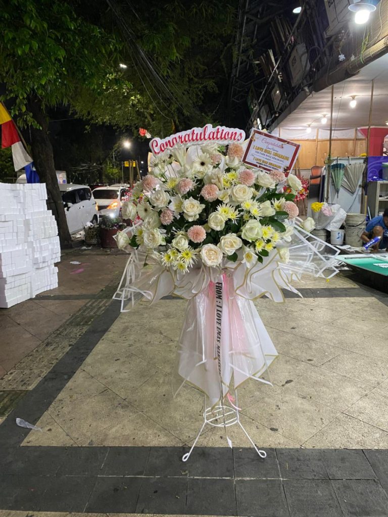 Inovasi baru Standing flower premium di balut dengan wrapping cellophane premium cocok untuk perayaan dan duka cita. spesial dari Toko Bunga Semarang Terbaik