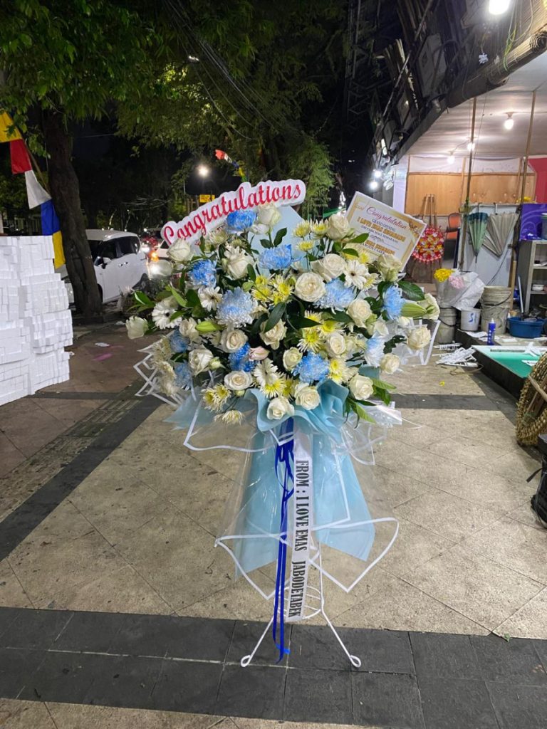 Inovasi baru dari Raja Florist Semarang! Standing Flower Premium dengan wrapping cellopane elegan, memadukan bunga segar & desain modern. Cocok untuk pernikahan, grand opening, wisuda, hingga ucapan belasungkawa. Pilihan terbaik karangan bunga Semarang.