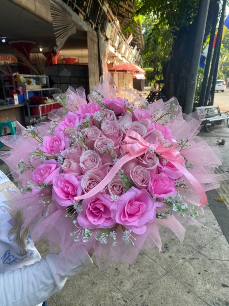 Flower box eksklusif dari Raja Florist Semarang, pilihan elegan untuk ucapan terima kasih atau momen romantis. rekomendasi toko bunga semarang