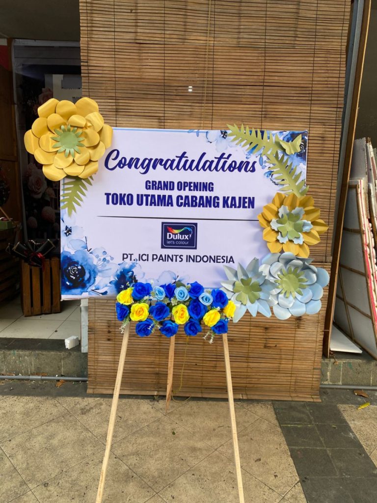 Bunga papan kertas kombinasi artificial dari Raja Florist Semarang. Karangan bunga Semarang elegan, tahan lama & cocok untuk berbagai acara.