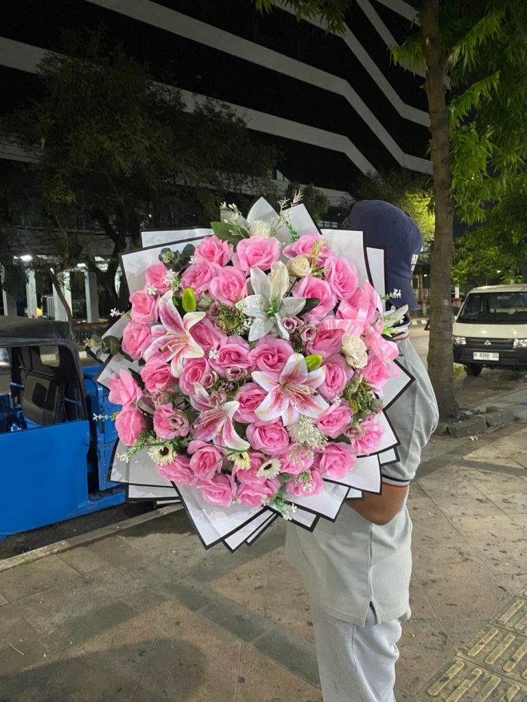 Hand bouquet cantik dari toko bunga Semarang, hadiah sempurna untuk ulang tahun, anniversary, dan kejutan istimewa. Toko Bunga Semarang