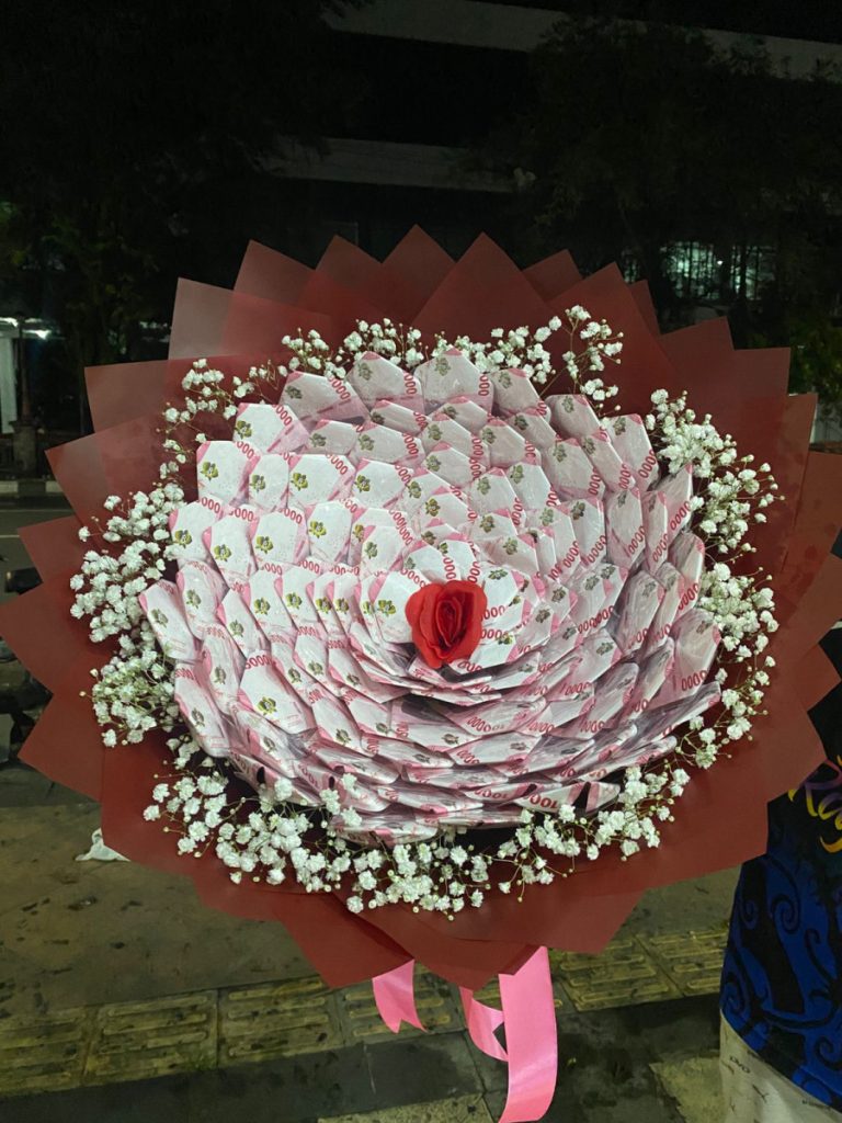 Money buket unik dengan bunga segar dan lembaran uang dari Raja Florist Semarang