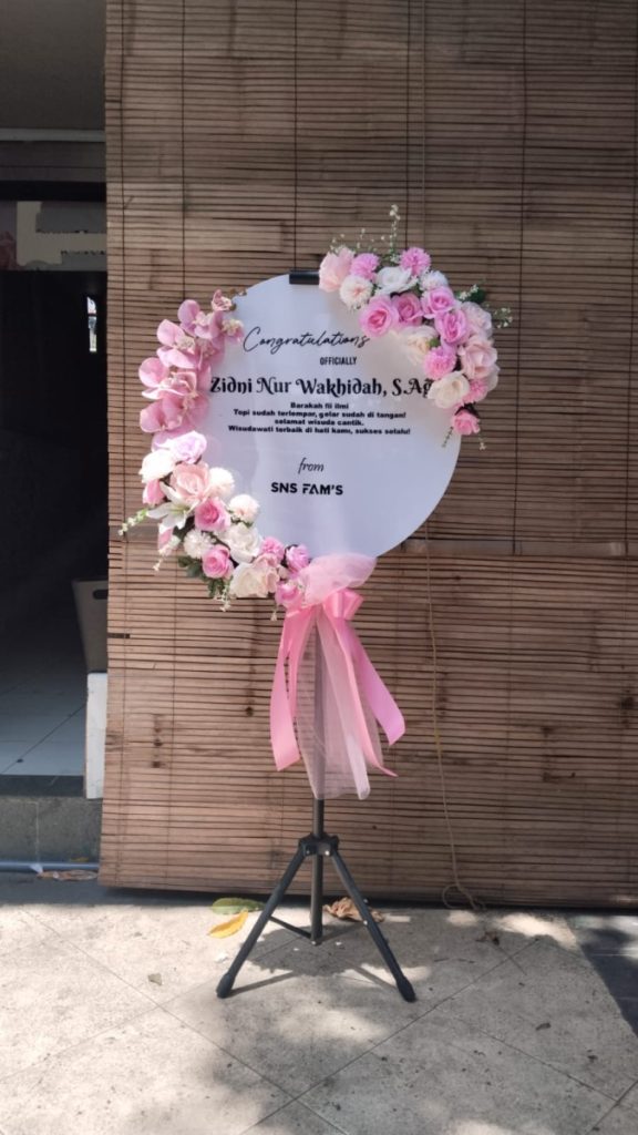 Raja Florist Semarang. Toko Bunga Semarang 24 Jam. Menjual bunga papan akrilik yang elegan 