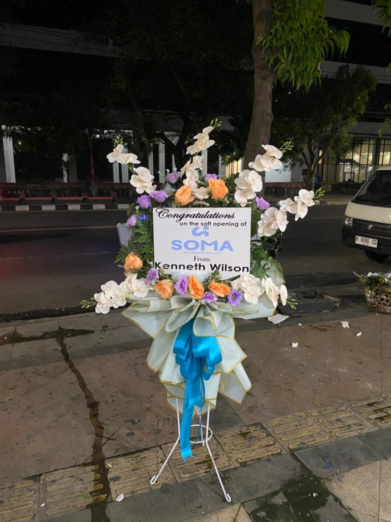 Standing flower Semarang inovatif dengan wrapping premium & bunga segar pilihan. Elegan, eksklusif, cocok untuk semua momen.