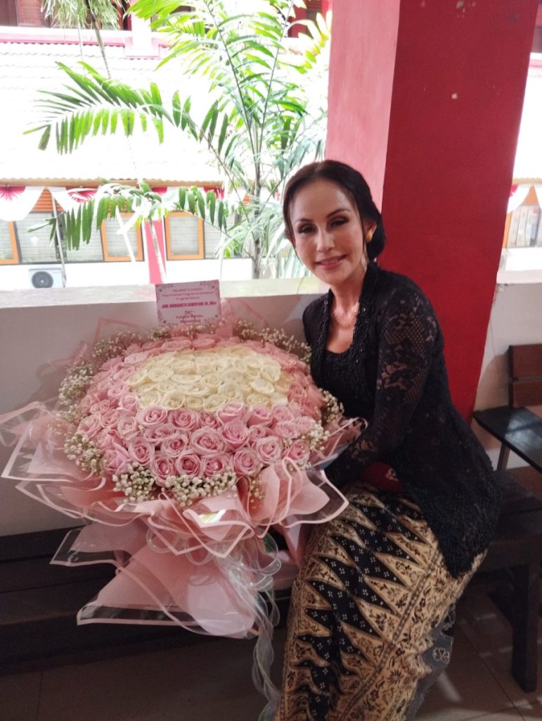 Buket besar 100 mawar pink dan putih dengan baby breath lembut tampilan eksklusif dari Raja Florist - Toko Bunga Semarang Terbaik