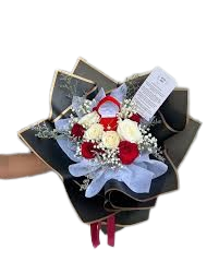 Contoh hand bouquet eksklusif dengan elemen perhiasan dan bunga segar di Semarang